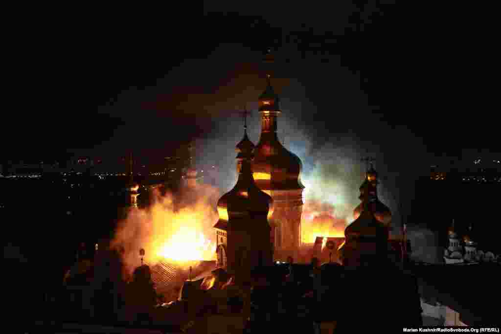 Пожежа на даху Успенського собору Києво-Печерської лаври. У СБУ навели докази, що вона виникла внаслідок влучання російського безпілотника. Це вже друге пошкодження Лаври внаслідок російських ударів за час повномасштабної війни