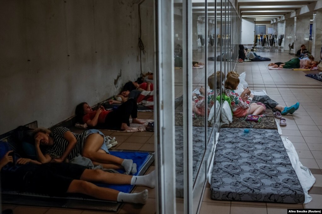 Banorë të Kievit duke qëndruar në një stacion metroje gjatë një alarmi për sulme ruse, më 8 korrik.