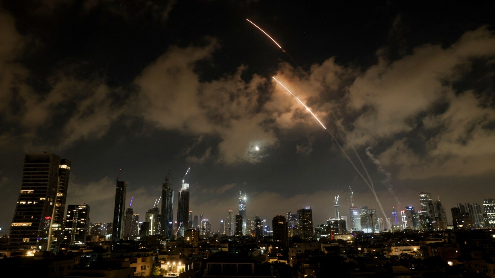 Sistemele anti-aeriene israeliene interceptează rachete lansate de Iran asupra orașului Tel Aviv. 18 iunie 2025.