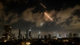 Sistemele anti-aeriene israeliene interceptează rachete lansate de Iran asupra orașului Tel Aviv. 18 iunie 2025.