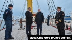Ministrat e Punëve të Jashtme të Kroacisë dhe Malit të Zi, Gordan Grliq Radman dhe Ervin Ibrahimoviq, në anijen Jadran në Bar, Mali i Zi, janar 2025.