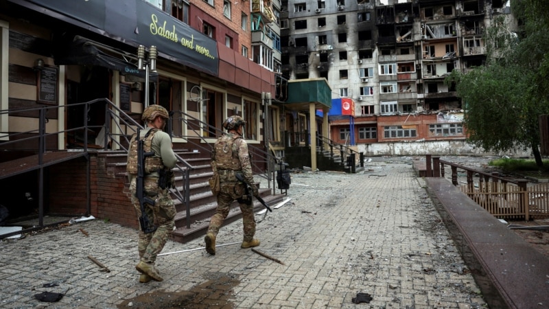 Ukrajinske sile trdijo, da so uničile ruski sistem Iskander-M in izgnale Ruse iz mestne hiše v Pokrovsku, medtem ko Rusija poziva k predaji.