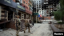 Украински военни търсят цивилни, които да бъдат евакуирани от района на фронтовата линия в източния град Покровск, станал арена на ожесточени сражения с руските сили вече месеци наред, 21 май 2025 г.