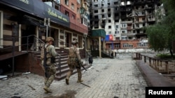 Ukrainian police officers trying to persuade residents to evacuate the frontline town of Pokrovsk in the Donetsk region. (file photo)