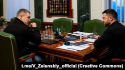 2 января Владимир Зеленский (справа) предложил первому вице-премьеру – министру цифровой трансформации Украины Федорову стать министром обороны.