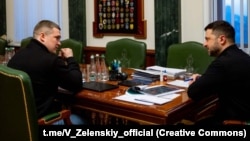 Днями Зеленський (праворуч) запропонував міністру цифрової трансформації Михайлу Федорову стати міністром оборони