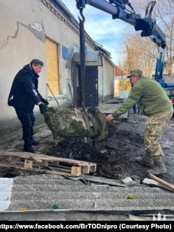 Сергій Білівненко (ліворуч) та Дмитро Каюк (праворуч) під час евакуації артефактів з Новомиколаївки
