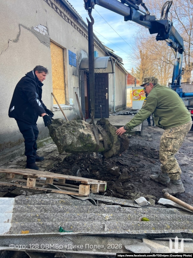 Сергій Білівненко (ліворуч) та Дмитро Каюк (праворуч) під час евакуації артефактів з Новомиколаївки