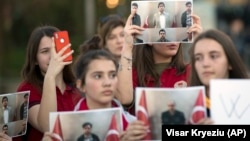 Petoro deportovanih bili su radnici škola Mehmet Akif (Foto: Učenici Mehmet Akif koledža sa fotografijama uhapšenih)