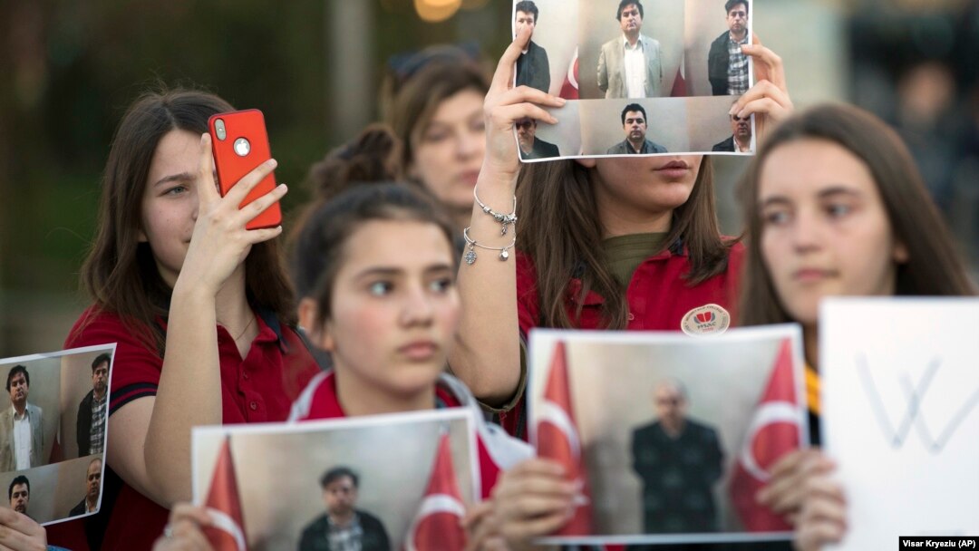 Učenici škole Mehmet Akif u znak protesta drže fotografije učitelja, Priština, 29. mart, 2018.