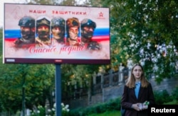 Кандидатка від опозиції Лермант роздає листівки в Москві напередодні парламентських виборів у Росії