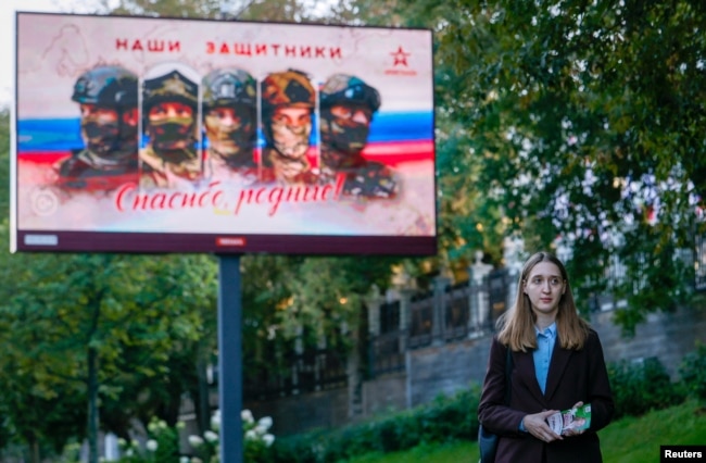 Кандидатка від опозиції Лермант роздає листівки в Москві напередодні парламентських виборів у Росії Кандидатка від опозиції Лермант роздає листівки в Москві напередодні парламентських виборів у Росії