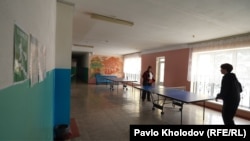 Анна грає настільний теніс з учнем