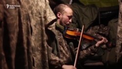 „Muzica îți duce mintea departe de război”. Un violonist ucrainean cântă în tranșee