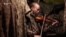 „Muzica îți duce mintea departe de război”. Un violonist ucrainean cântă în tranșee