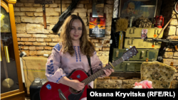 Військовослужбовиця, співачка і музикантка Христина Панасюк після благодійного виступу у «Празькій криївці» 12 липня 2026 року 