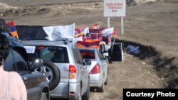 Armenia/Nagorno-Karabakh - Cars carrying members of the Armenian opposition group Founding Parliament are stopped at the Karabakh border, 31Jan2015 (Photo courtesy of Preparliament.com)