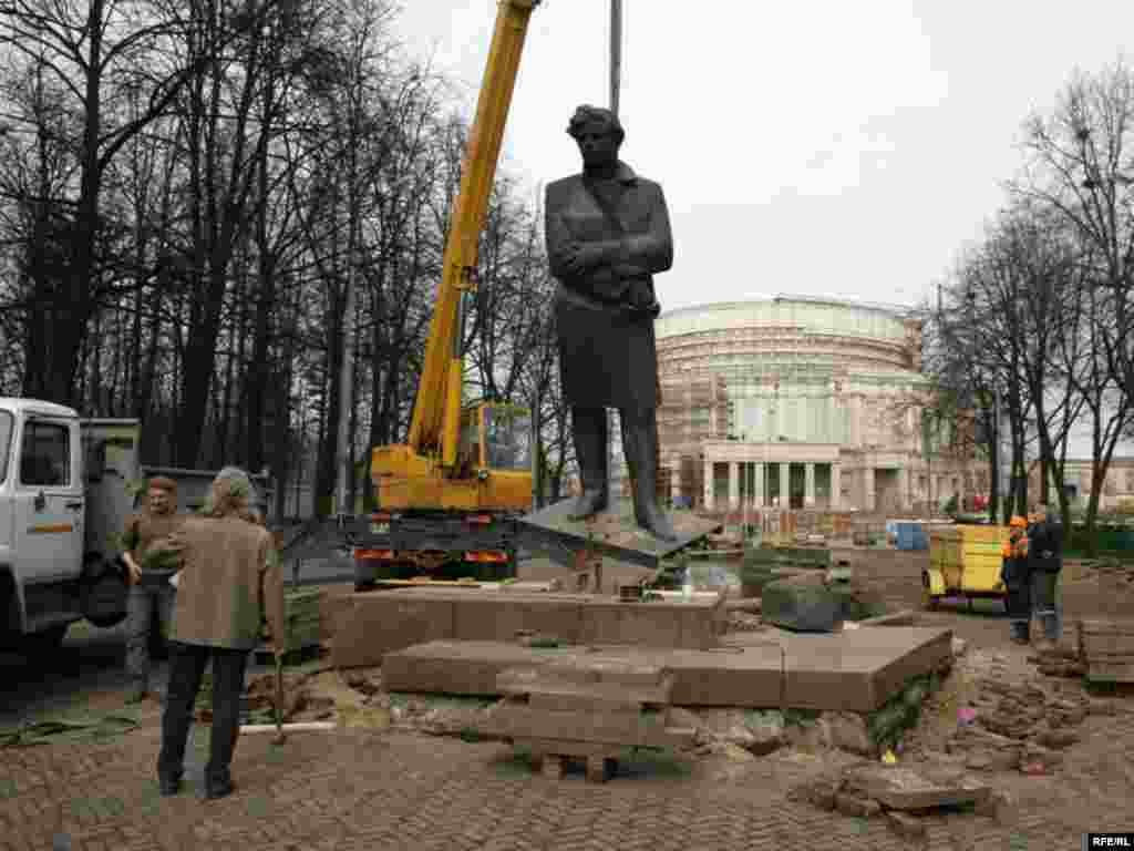 Дэмантаж помніка Максіму Багдановічу ў Менску, 11 красавіка