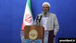 Molawi Abdolhamid Eýrandaky azlyk bolup ýaşaýan sünni musulmanlarynyň ruhy lideri hasaplanýar.