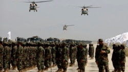 Elicoptere Black Hawk de fabricație americană în timpul unei parade militare în august 2024 la Bagram, pentru a marca trei ani de la retragerea trupelor conduse de SUA din Afganistan.