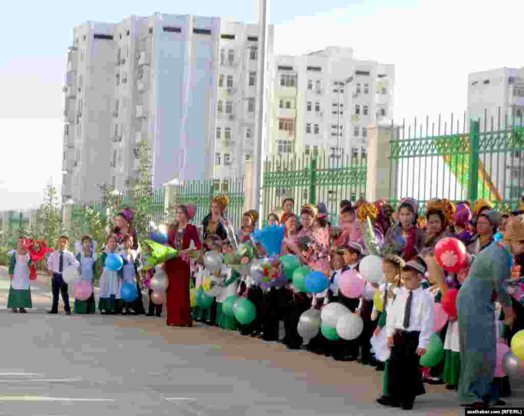 Aşgabat. Mekdep dabarasyna taýýarlanan başlangyç synpyň okuwçylary