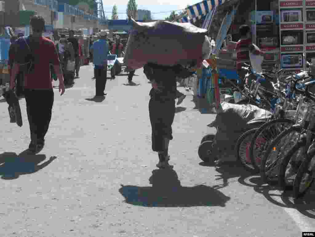 «Рӯзӣ насиби кас ба нишастан намешавад...»