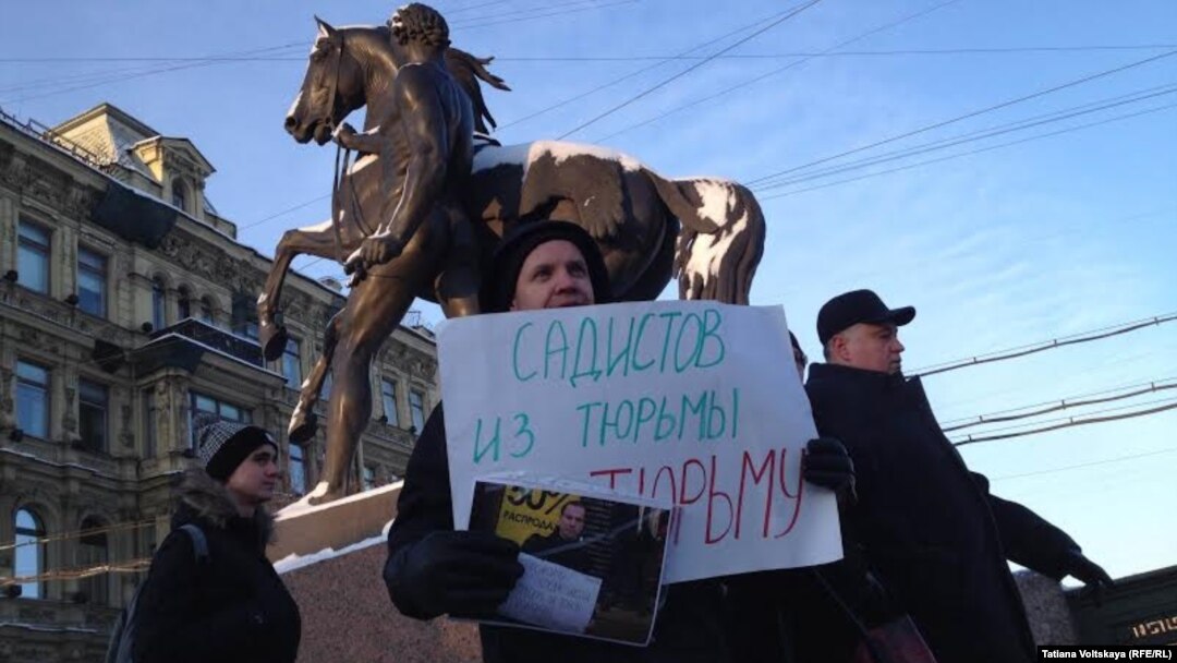 Одиночные пикеты в поддержку Ильдара Дадина в Петербурге