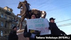 Одиночные пикеты в поддержку Ильдара Дадина в Петербурге
