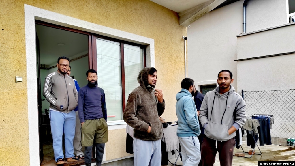 Punëtorë nga Nepali përpara shtëpisë së marrë me qira në Kragujevc, 13 dhjetor 2025.