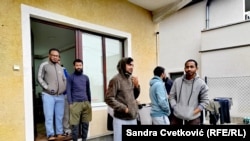 Punëtorë nga Nepali përpara shtëpisë së marrë me qira në Kragujevc, 13 dhjetor 2025.