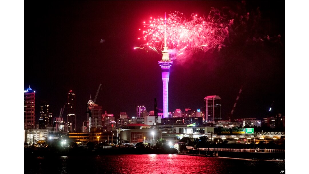 Vatromet iznad Sky Towera u centru Aucklanda dok proslave Nove godine počinju na Novom Zelandu, u nedjelju, 1. januara 2023.