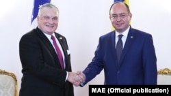 Noul ambasador al Statelor Unite, Adrian Zuckerman, alături de ministrul de externe, Bogdan Aurescu