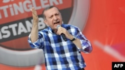 Recep Tayyip Erdoğan İstanbulda tərəfdarları qarşısında çıxış edir - 16 iyun 2013.