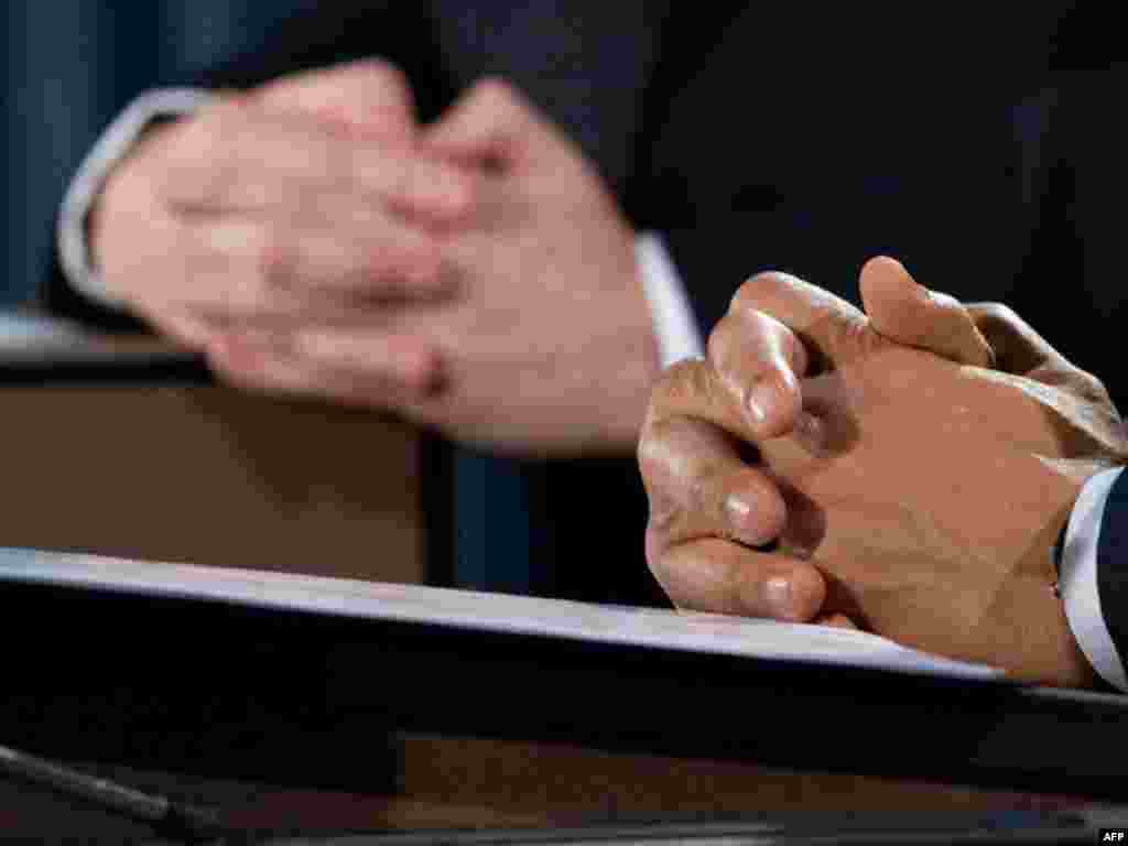 Velika Britanija - Ruke - Ovako su izgledale ruke britanskog premijera Gordon Browna i američkog predsjednika Barack Obame na konferenciji za novinare u Londonu. 