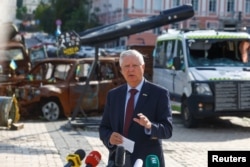 Американський сенатор Ліндсі Грем спілкується зі ЗМІ у Києві