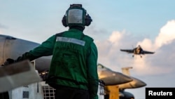 Një marinar amerikan vëzhgon operacionet gjatë Operacionit "Tërbimi Epik". Ushtria amerikane po zbaton një bllokadë të Ngushticës së Hormuzit për të mos i lejuar anijet t'i përdorin portet iraniane.