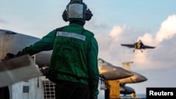 Зьнішчальнік F/A-18E Super Hornet з складу 14-й ударнай зьнішчальнай эскадрыльлі вяртаецца на авіяносец USS Abraham Lincoln, сакавік 2026 году