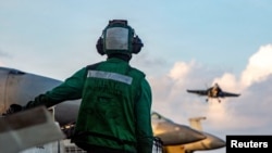 Američki vojnik prati vojne operacije tokom operacije Epic Fury, dok SAD sprovode blokadu Hormuškog moreuza kako bi spriječile korištenje iranskih luka.