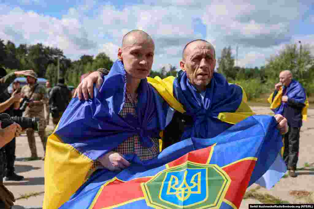 Обійми з побратимами для фото після звільнення з російського полону, 19 серпня 2026 року