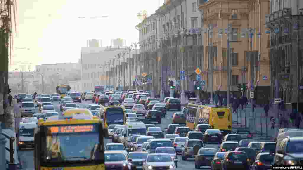 Праспэкт Незалежнасьці (ў раёне Гума) ў гадзіну пік у Менску і праспэкт Гедзіміна ў Вільні. У Літве абвешчаны агульнанацыянальны двухтыднёвы карантын