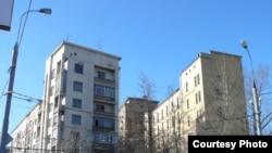 Дом №9 на Верхней Масловке изначально был построен для живописцев и скульпторов: памятных досок на фасаде не перечесть. [<a href="http://www.maslovka.info/" target=_blank>Масловка, городок художников</a>]