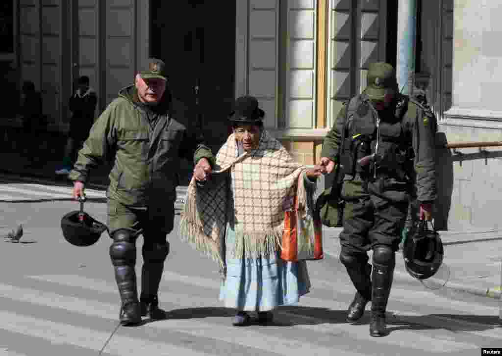 Boliviyadakı Potosi mədənçilərinin etirazı zamanı Murillo meydanındakı qadın. REUTERS/David Mercado