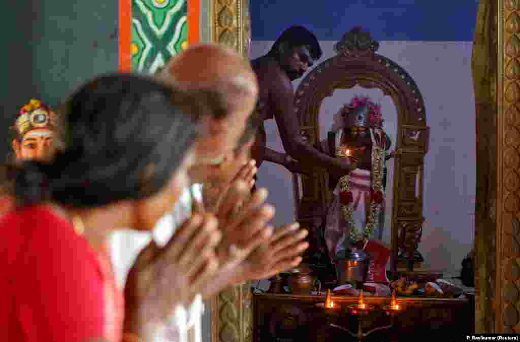 Мешканці села Туласендрапурам (звідки родом дідусь по материнській лінії політикині) моляться у храмі за на той час кандидатку Камалу Гарріс і бажають їй перемоги на виборах у США