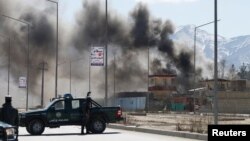 Ауғанстан үкімет күштері мен "Талибан" арасындағы шайқас болып жатқан жерден әуеге көтерілген түтін. Кабул, 1 наурыз 2017 жыл.