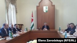 Президент Рауль Хаджимба констатировал, что необходимо налаживать работу одновременно почти по всем направлениям социально-политической и экономической жизни и решать проблемы, которые копились годами