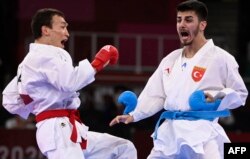 Дархан Асадилов (cол жақта) Токио олимпиадасында түрік қарсыласы Эрай Шамданмен жекпе-жекке шыққан сәт. 5 тамыз 2021 жыл.