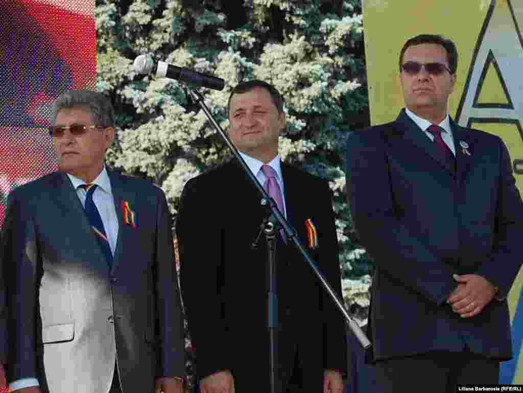 27 august 2011, parada militară la cel 20 de ani de independenţă. Mihai Ghimpu, Vlad Filat şi Marian Lupu