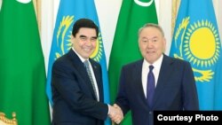 Gurbanguly Berdimuhamedow Nursultan Nazarbaýew bilen duşuşyk wagtynda. Arhiw suraty.