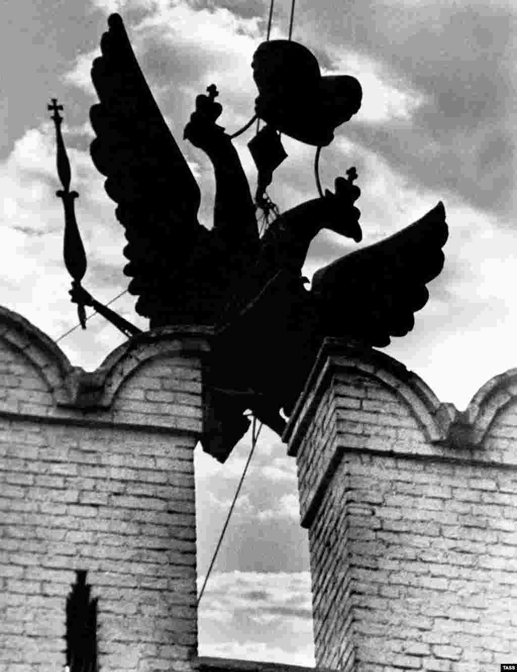 A tsarist double-headed eagle being removed from a spire of the Kremlin after the Bolshevik Revolution. The eagles were replaced by the communist red stars that crown the Kremlin&#39;s spires today.