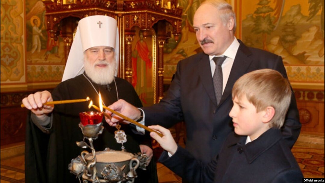 Мітрапаліт Менскі і Заслаўскі Павел, Аляксандар і Мікалай Лукашэнкі. 2015 год. Ілюстрацыйнае фота. 